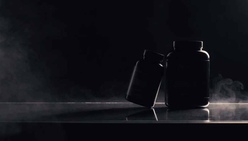 Twee supplement potten creatine en whey samen op donker oppervlak, obsidian merkstijl